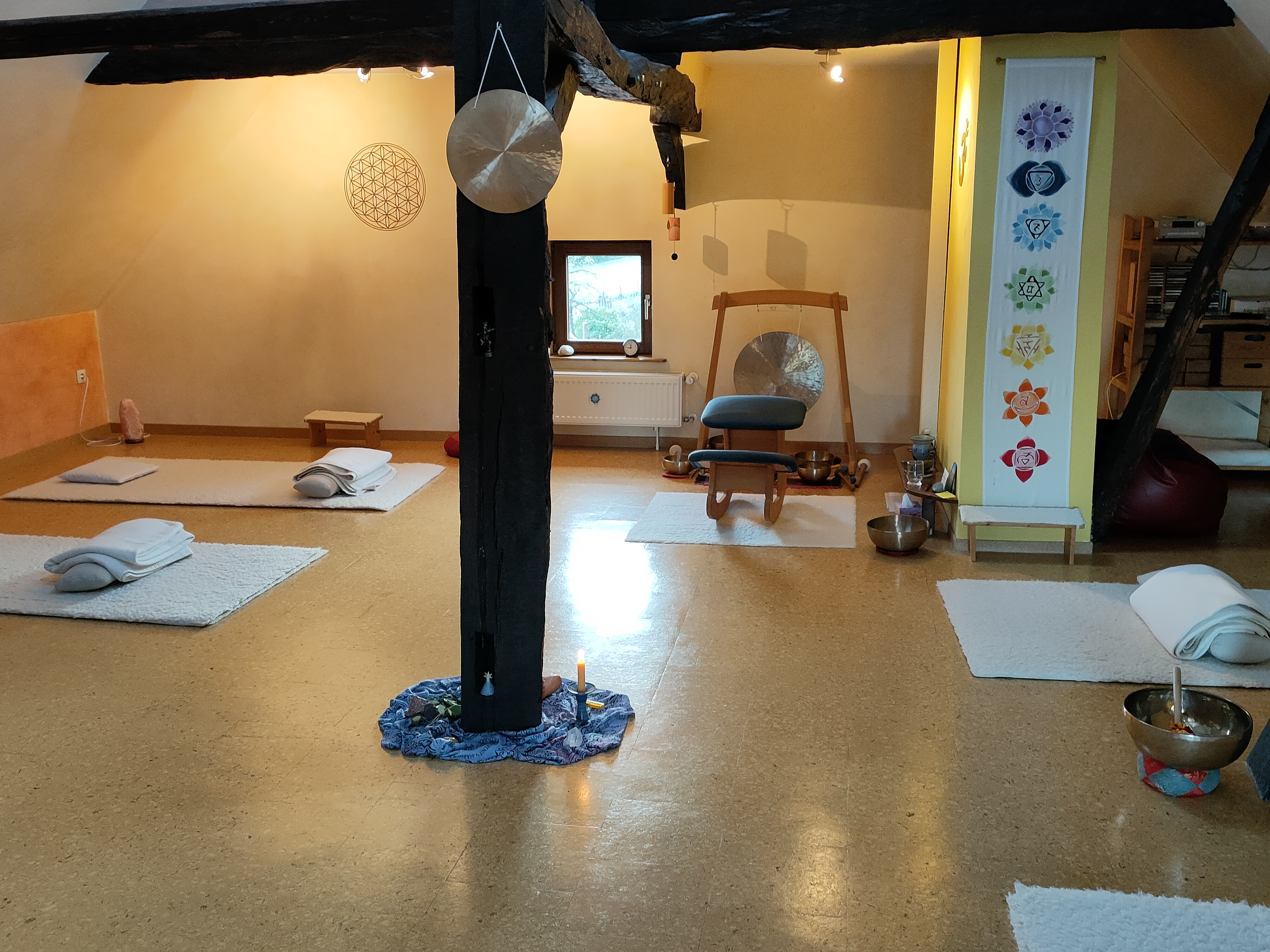 Der Yoga-Raum bietet Platz für max. acht Teilnehmer*innen ..